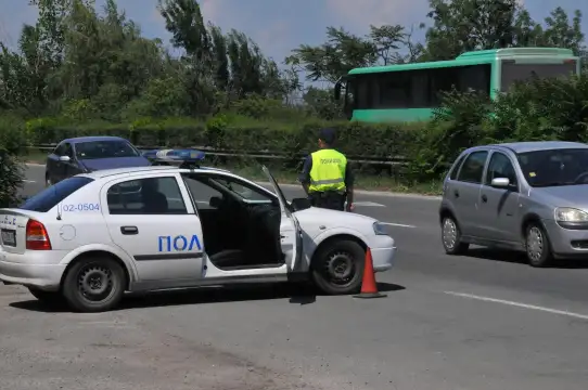 СНИМКА БУЛФОТО Засилено полицейско присъствие и арести шокираха днес Бургас Карнобат