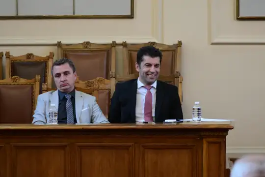 СНИМКА БУЛФОТО Премиерът Кирил Петков и министърът на енергетиката Александър Николов
