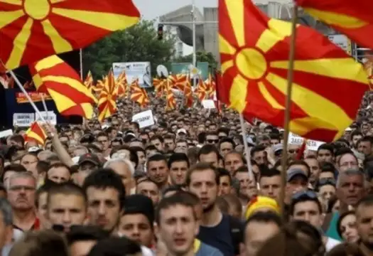 В Северна Македония напрежението не стихва в очакване парламентът да