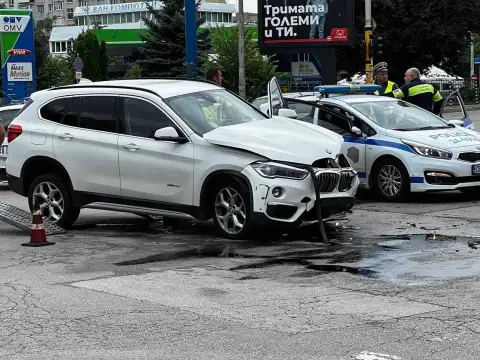 СНИМКИ ПИКСъпругата на вътрешния министър Бойко Рашков е катастрофирала насред София