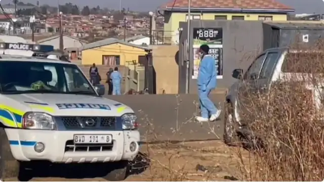 Най малко 15 души са били застреляни в бар в южноафриканския