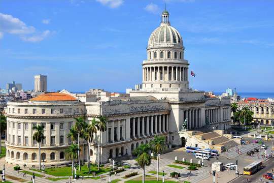 Парламентът в Куба одобри промени в семейния кодекс които отварят