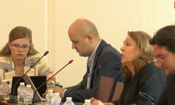 Народни представители и юристи обсъждат антикорупционния закон Мария Славова професор по