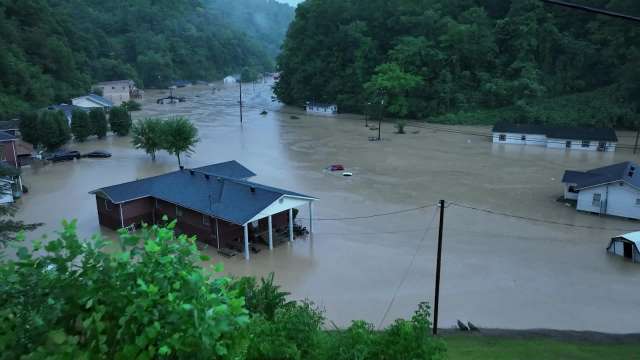 Продължават проливните дъждове в Съединените щати причинили редица наводнения из