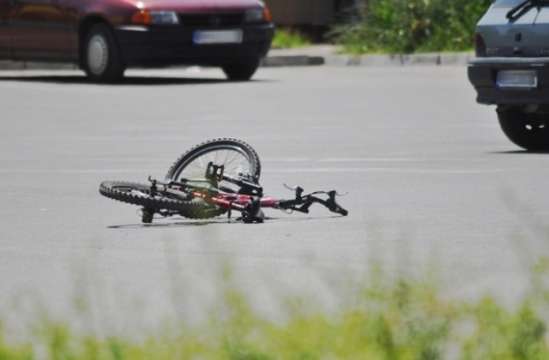 Автомобил блъсна велосипедист в Плевенско и избяга съобщиха от полицията Злополуката