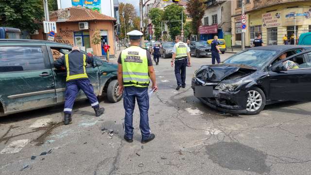 Зрелищна катастрофа стана днес на кръстовището на ул Раковски и