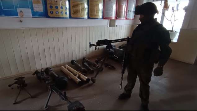 Руското министерство на отбраната показа в неделя оръжия заловени по