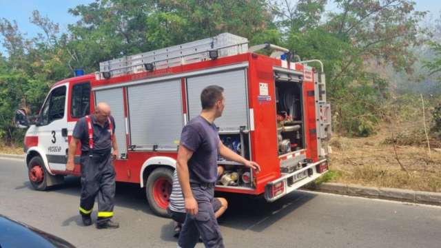Пожар пламна между сградите в кв Черно море в Несебър Запалили са