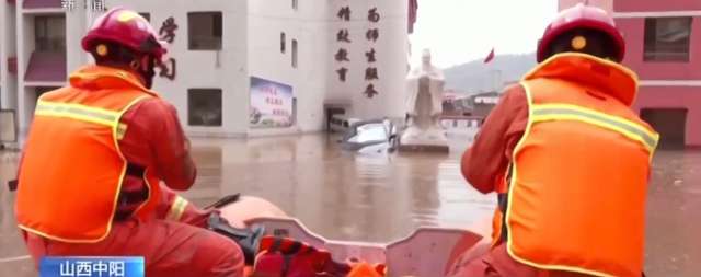 Китайската телевизия CCTV излъчи кадри от огромните наводнения в провинция