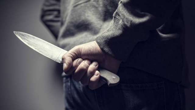 51 годишен мъж намушка съседите си с нож заради лай на