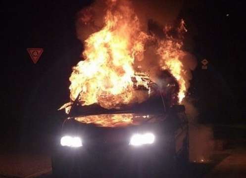 Автомобил се запали по пътя Симитли Разлог съобщиха от полицията в Благоевград Няма пострадали хора при инцидента