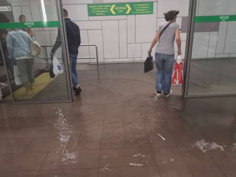 Софийското метро подгизна хората газят във вода Кадрите са изпратени