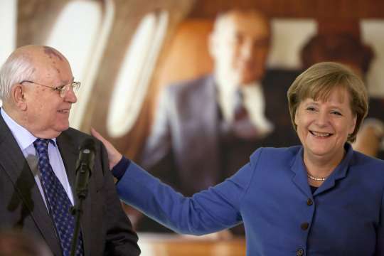 Бившият германски канцлер Ангела Меркел отдаде почит на Михаил Горбачов