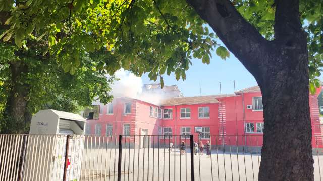 Пожар бушува в училище Душо Хаджидеков в Пловдив съобщиха от