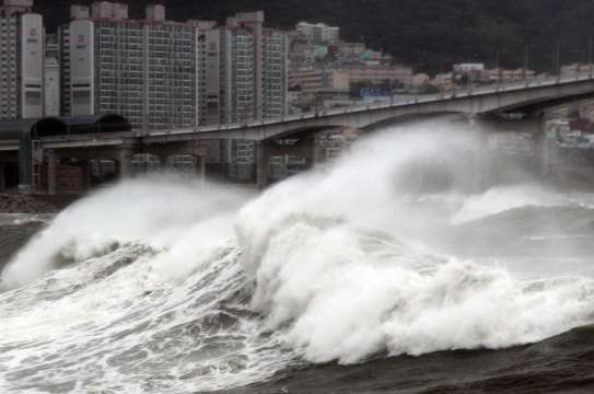 Хиляди хора в Южна Корея се наложи да се евакуират