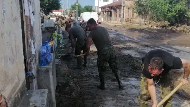 Около 100 военнослужещи помагат за отсраняване на щетите от наводнението