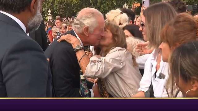 Крал Чарлз III любезно прие целувки от фенове които бяха отишли