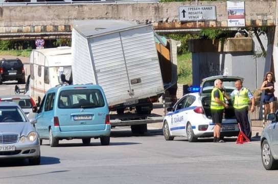 Камион е заседнал под железния мост в зоната на кръстовището между