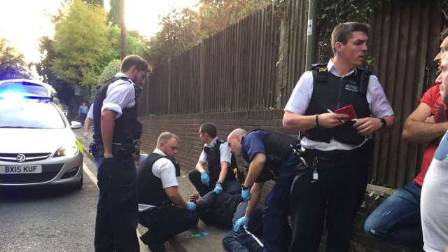 Двама полицаи са били намушкани в Уест Енд Лондон Двамата