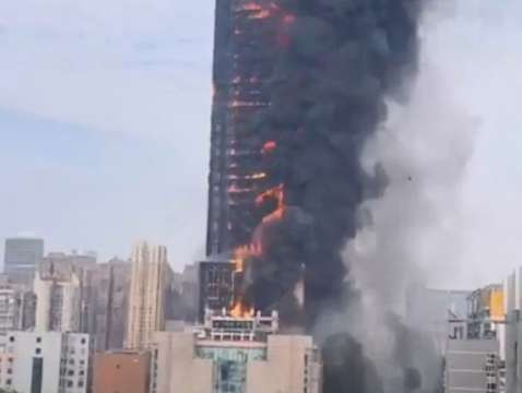 Огромен пожар обхвана небостъргач в китайския град Чанша Горят няколко десетки