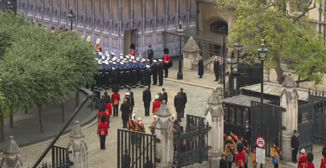 Крал Чарлз III води процесията на ковчега на кралица Елизабет