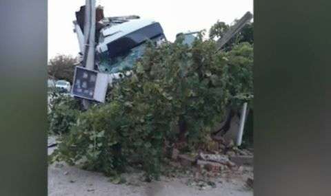 Камион се вряза в къща в плевенското село Згалево предава НОВА Шофьорът е