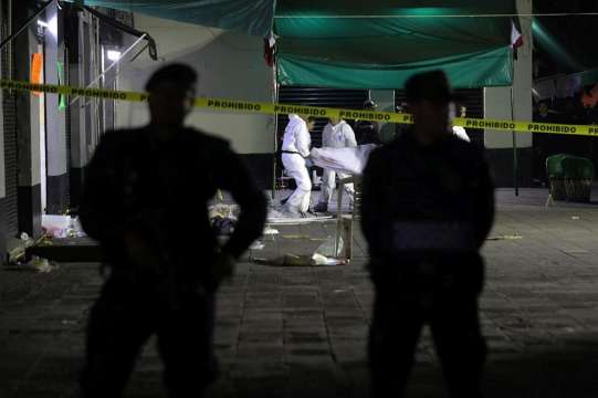 Неидентифицирани въоръжени мъже откриха стрелба в бар в централно Мексико