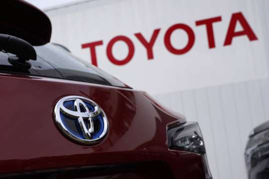 Японският автомобилен концерн Тойота спира производството си в Русия Това съобщава