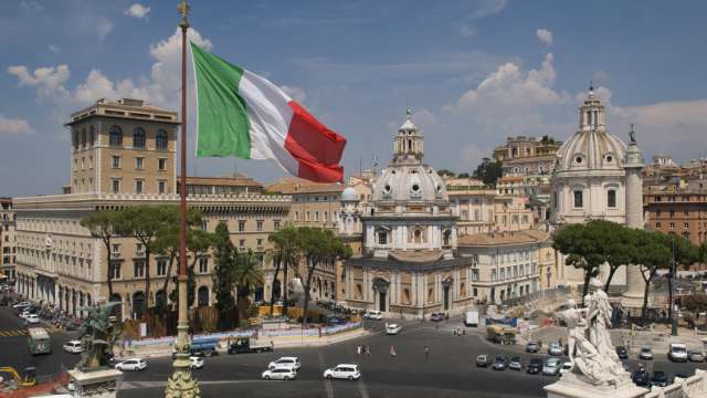 Италианците гласуват за нов парламент днес.За пръв път от 100