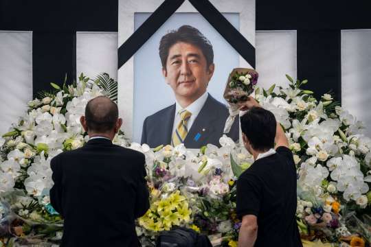 С цветя молитви и огнестрелен салют Япония почете убития бивш