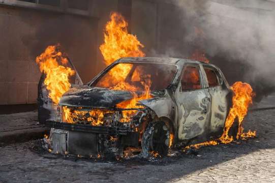 Автомобили и склад за авточасти втора употреба изгоряха при пожар
