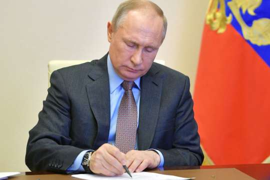На 30 септември руският президент Владимир Путин подписа в Кремъл