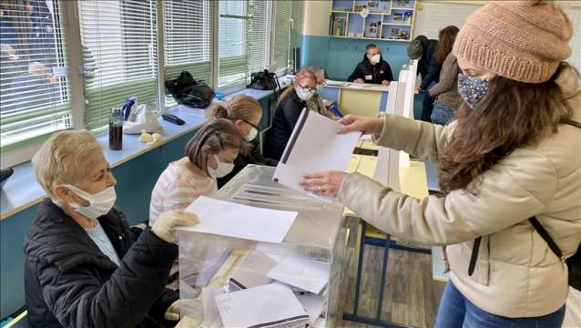 В 07 00 ч местно и българско време започна гласуването