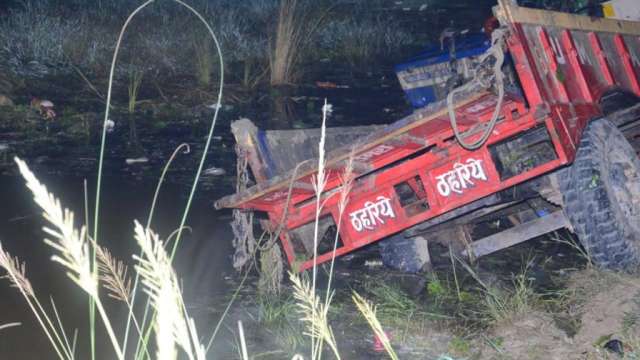 Селскостопански трактор теглещ ремарке с хора се преобърнал и паднал