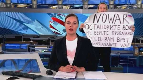 Преди дни руската журналистка Марина Овсяникова избяга докато беше под
