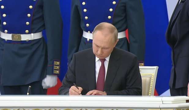 Владимир Путин подписа указ за публикуване на текста на конституцията