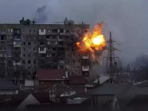Руски ракетен удар разруши пететажен жилищен блок в южния украински