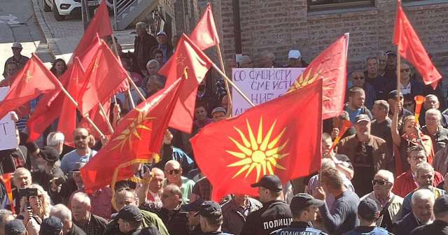 Няколкостотин души скандират българи татари и фашисти пред сградата в Охрид в