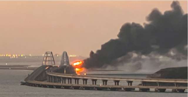 СНИМКА REUTERS Движението по 19 километровия Кримски мост е спряно заради пожар