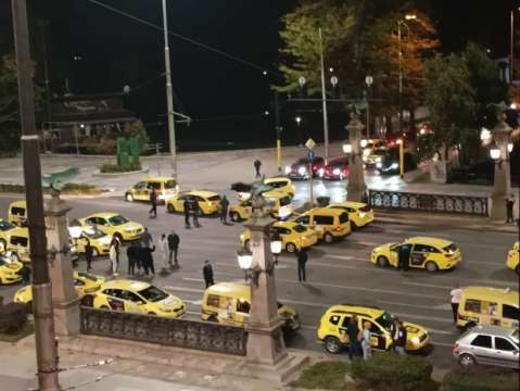 Таксиметрови шофьори блокираха Орлов мост тази нощ заради убийството на