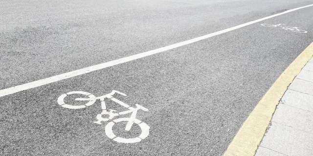 35 годишен шофьор блъсна възрастна жена която се движела с велосипед