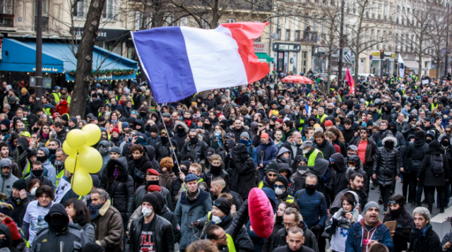 Десетки хиляди излязоха по улиците на Париж в знак на
