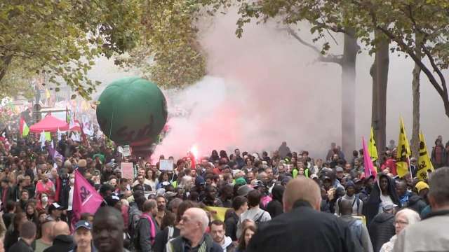 Хиляди излязоха по улиците на Париж присъединявайки се към общонационален