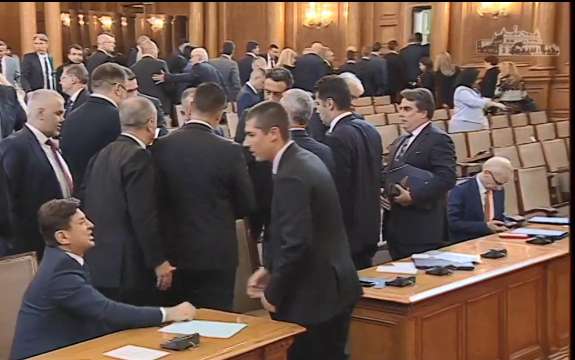Депутатите не успяха да изберат председател на НС дебатите продължават