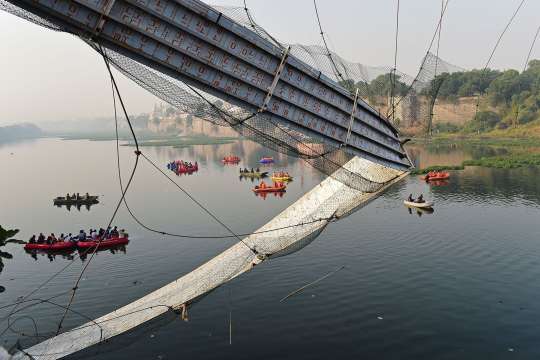 Броят на загиналите при срутване на висящ мост в Индия