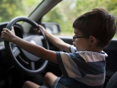 14 годишно момче от Цар Калоян е заловено да шофира автомобила