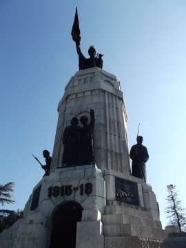 Неизвестни вандали поругаха паметника Майка България в центъра на Велико