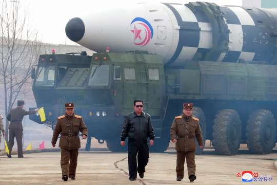 Северна Корея изстреля междуконтинентална балистична ракета Тяа обаче не е