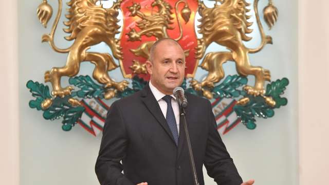 Президентът Румен Радев удостои с Почетния знак на президента проф