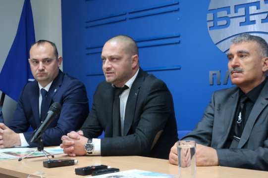 Ивелин Първанов от ПП Възраждане размаха от парламентарната трибуна боеприпаси които